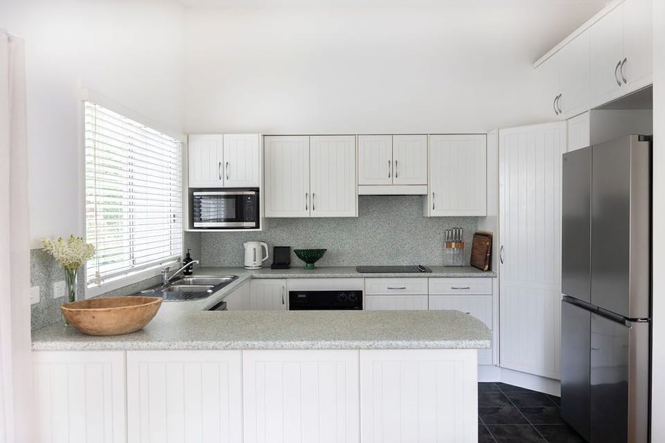 House, 4 Bedrooms | Private kitchen | Electric kettle, toaster
