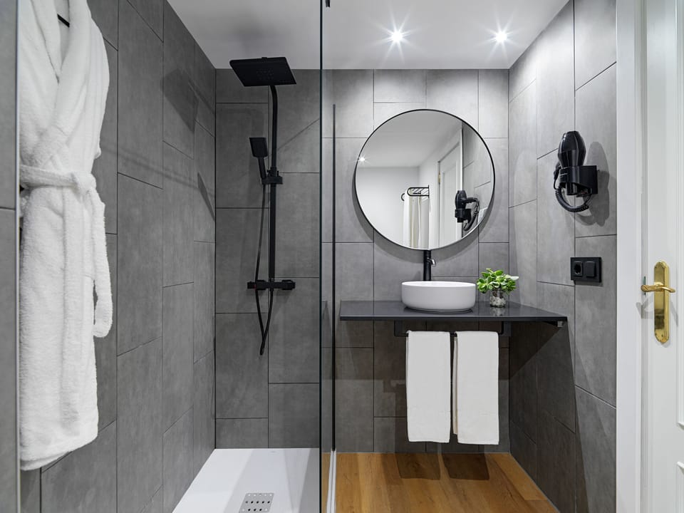 Bathtub, free toiletries, hair dryer, bidet