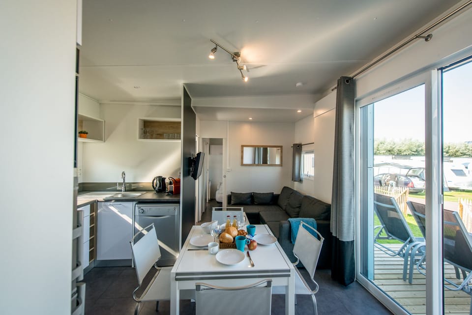 Cottage, 3 Bedrooms | In-room dining