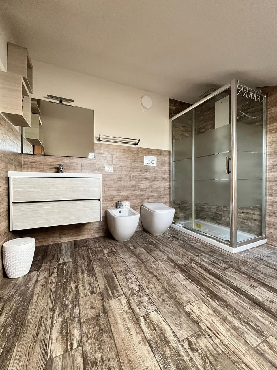 Deluxe Triple Room, City View | Bathroom | Shower, hair dryer, bidet, towels