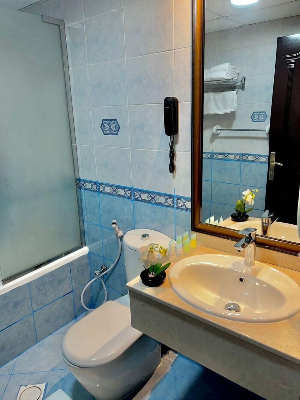 Luxury Suite | Bathroom | Hair dryer, slippers, towels, soap