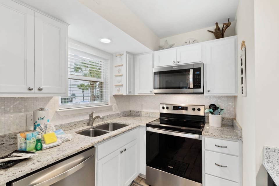 Signature Condo, 2 Bedrooms, Balcony, Pool View | Private kitchen | Fridge, microwave, oven, stovetop