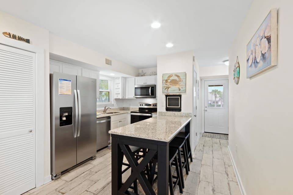 Signature Condo, 2 Bedrooms, Balcony, Pool View | In-room dining