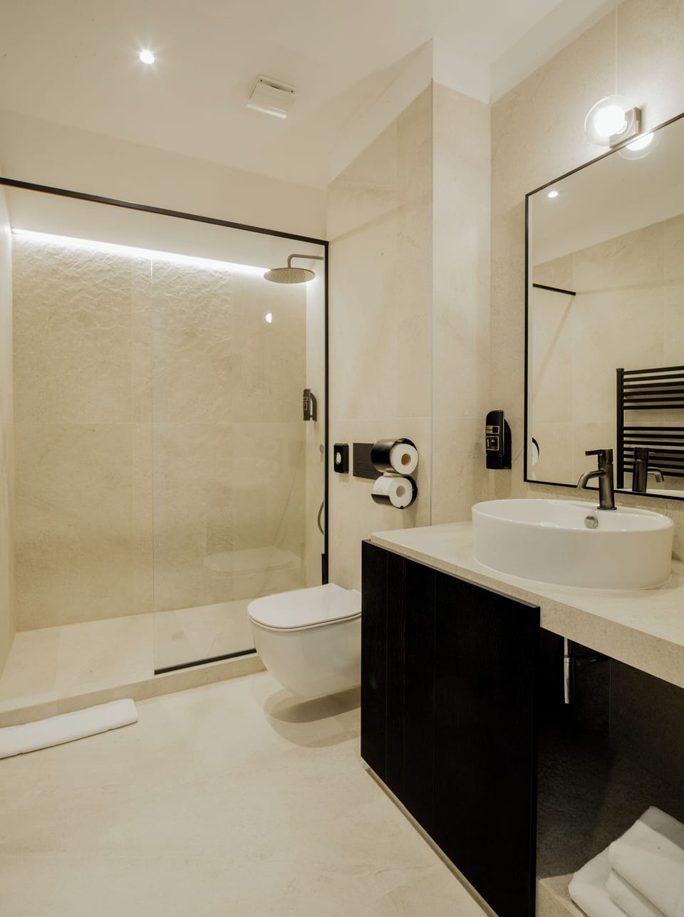 Deluxe Room | Bathroom | Free toiletries, hair dryer, heated floors, towels