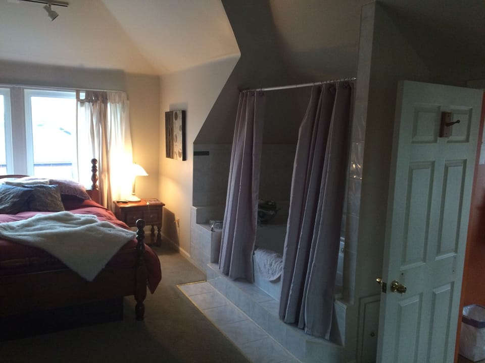 Romantic Suite, 1 King Bed with Sofa bed | Iron/ironing board, free WiFi, bed sheets