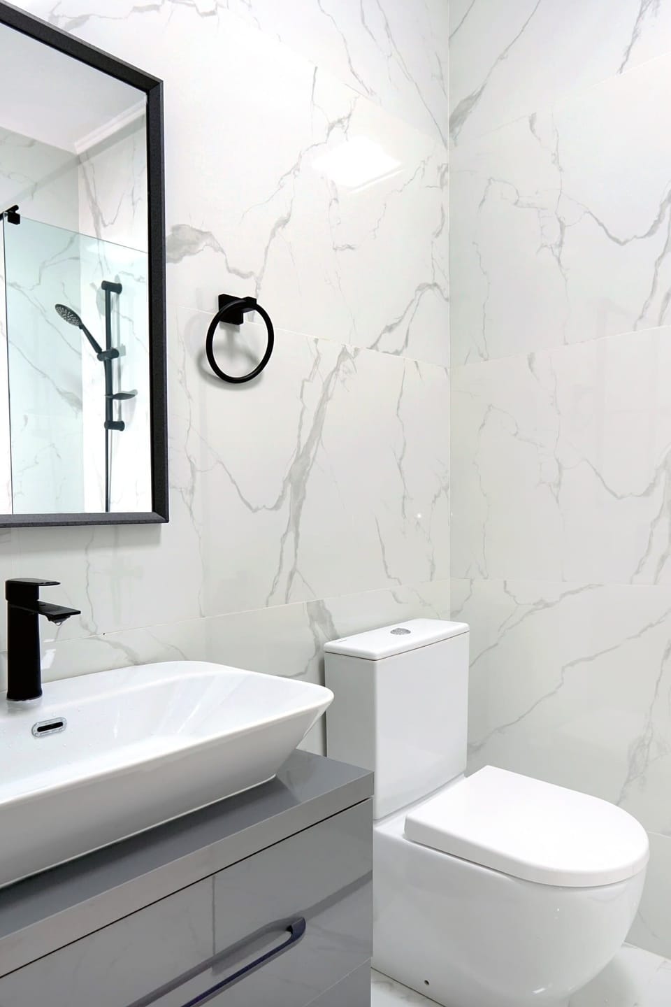 Deluxe Room, Garden View | Bathroom | Shower, free toiletries, hair dryer, bathrobes