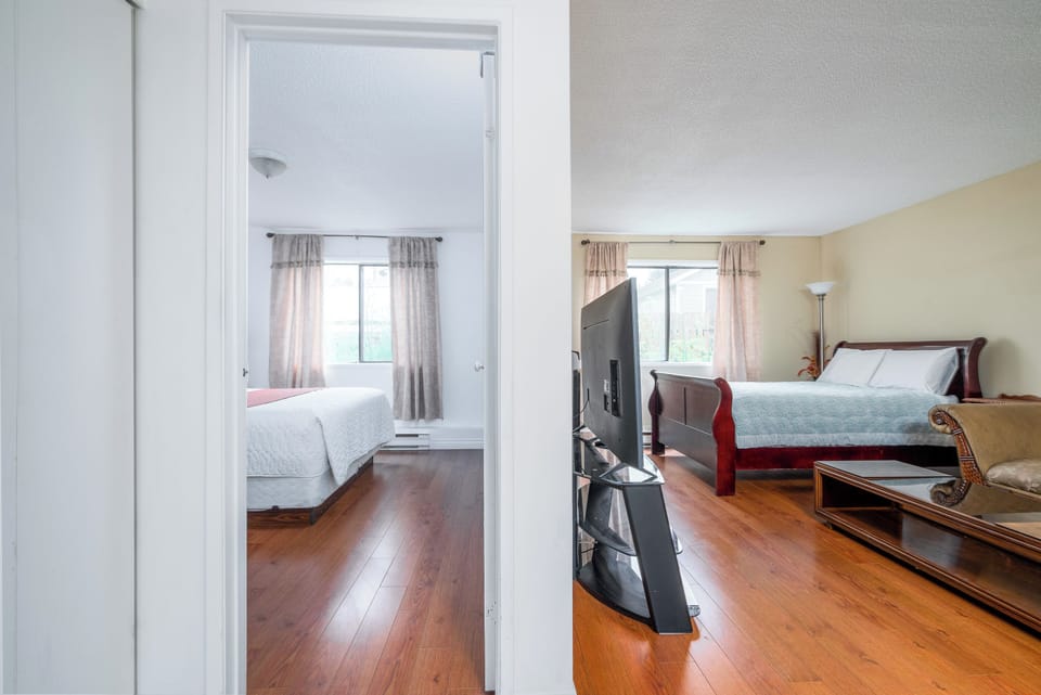 Deluxe Suite, 2 Bedrooms | Soundproofing, WiFi (free), bed sheets