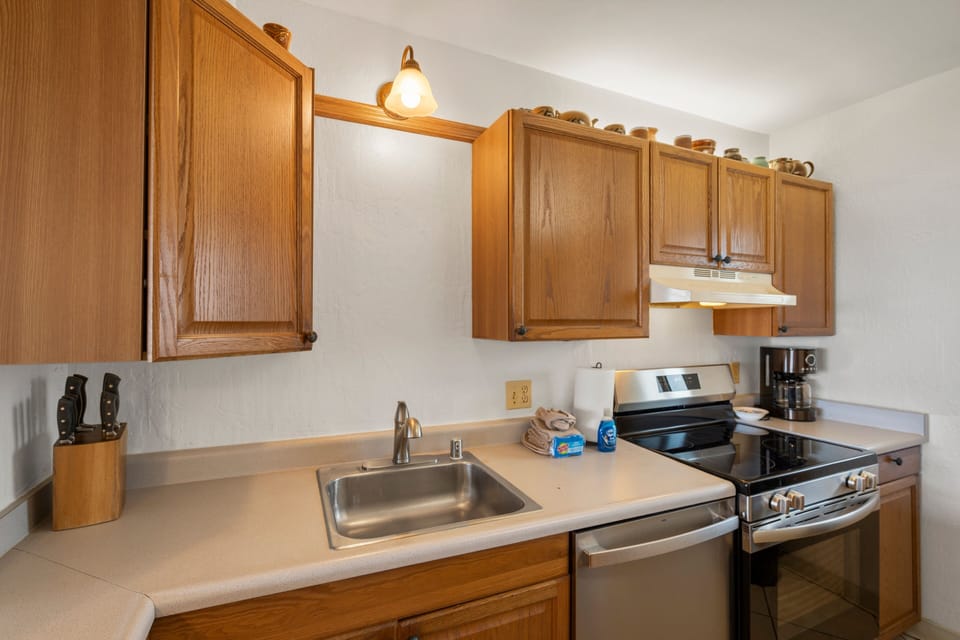 Condo, 3 Bedrooms | Private kitchen | Coffee/tea maker, fridge, oven, toaster