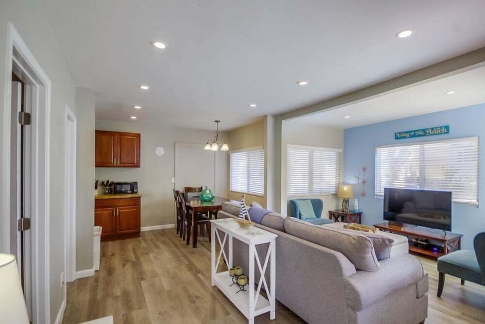 Cottage, Multiple Beds, Patio, City View | Living area