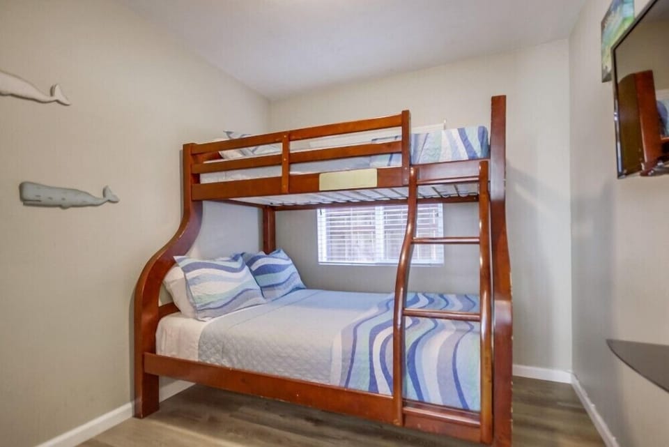 Cottage, Multiple Beds, Patio, City View | 2 bedrooms, individually decorated, individually furnished, bed sheets