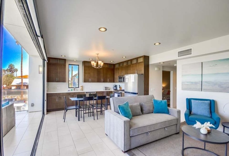 Condo, Multiple Beds, Balcony, Beach View | Living area