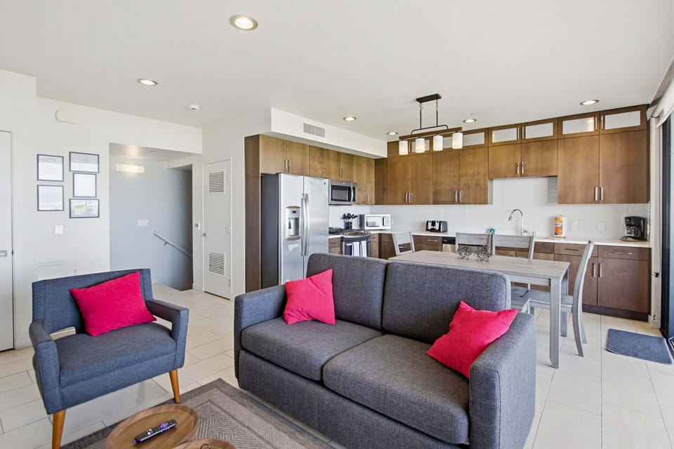 Condo, Multiple Beds, Balcony, Ocean View | Living area