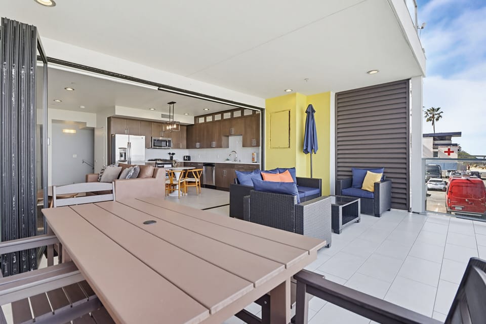 Condo, Multiple Beds, Balcony, Ocean View | Living area