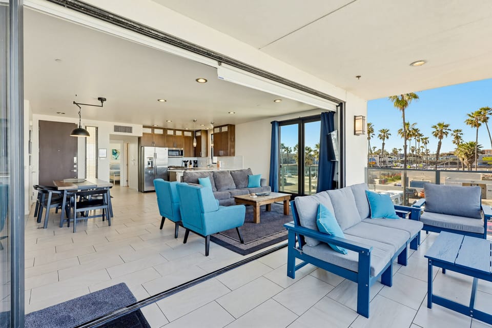 Condo, Multiple Beds, Balcony, Beach View | Living area