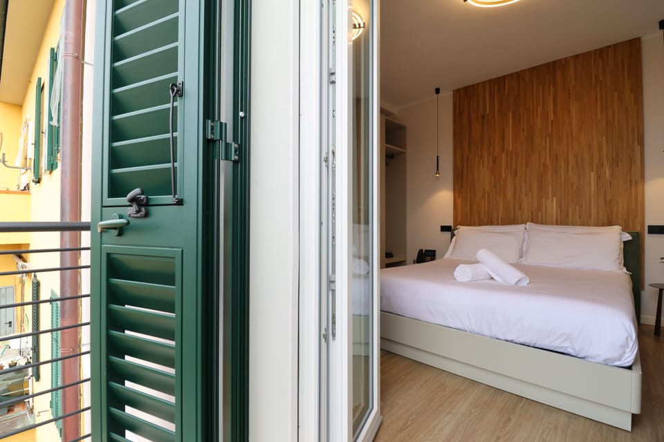 Comfort Room | In-room safe, desk, soundproofing, iron/ironing board