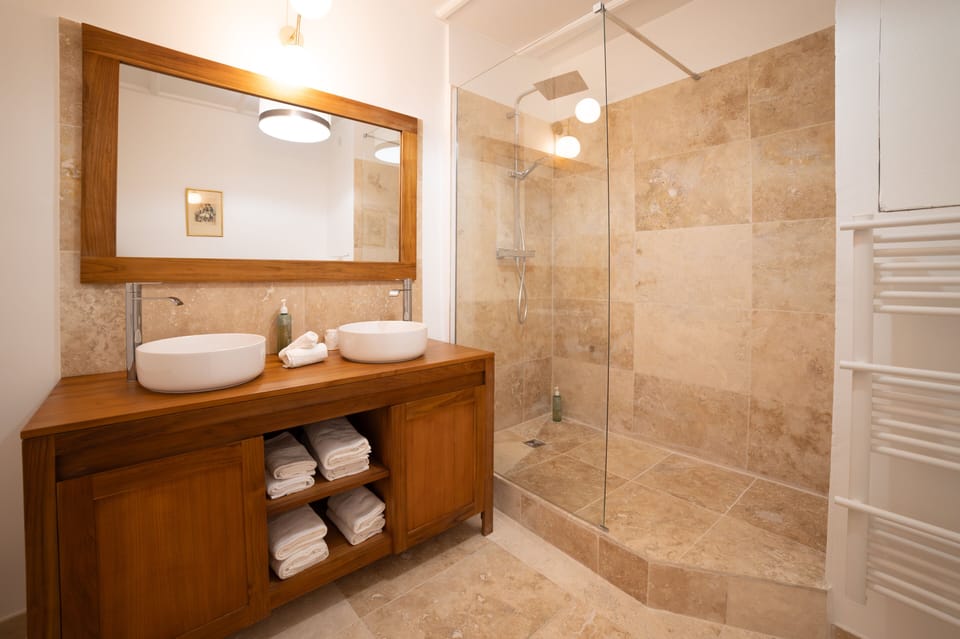 Presidential Room | Bathroom | Free toiletries, hair dryer, towels, soap