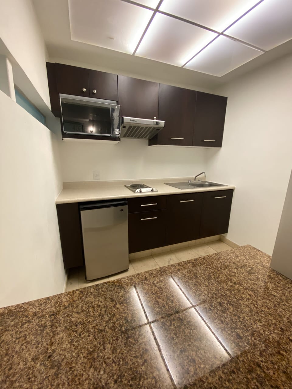 Suite Senior | Private kitchenette | Coffee/tea maker