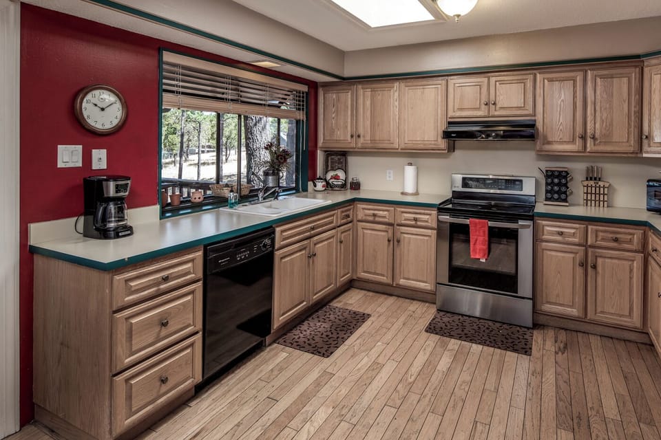 House, Multiple Beds, Hot Tub, Mountain View (Unit 168) | Private kitchen | Coffee/tea maker