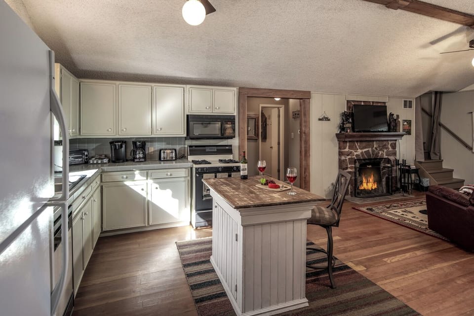 House, Multiple Beds, Hot Tub (Unit 188) | Private kitchen | Coffee/tea maker