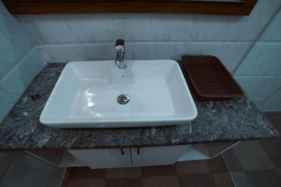 Shower, rainfall showerhead, free toiletries, towels