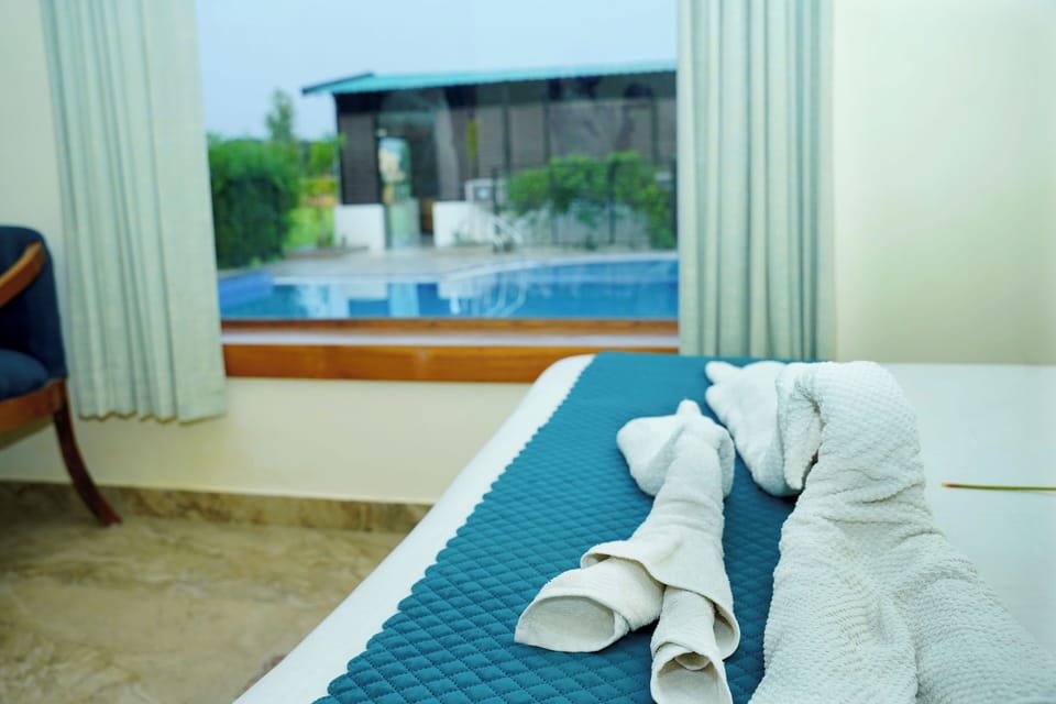 Deluxe Room, Mountain View | Premium bedding, down comforters, memory foam beds