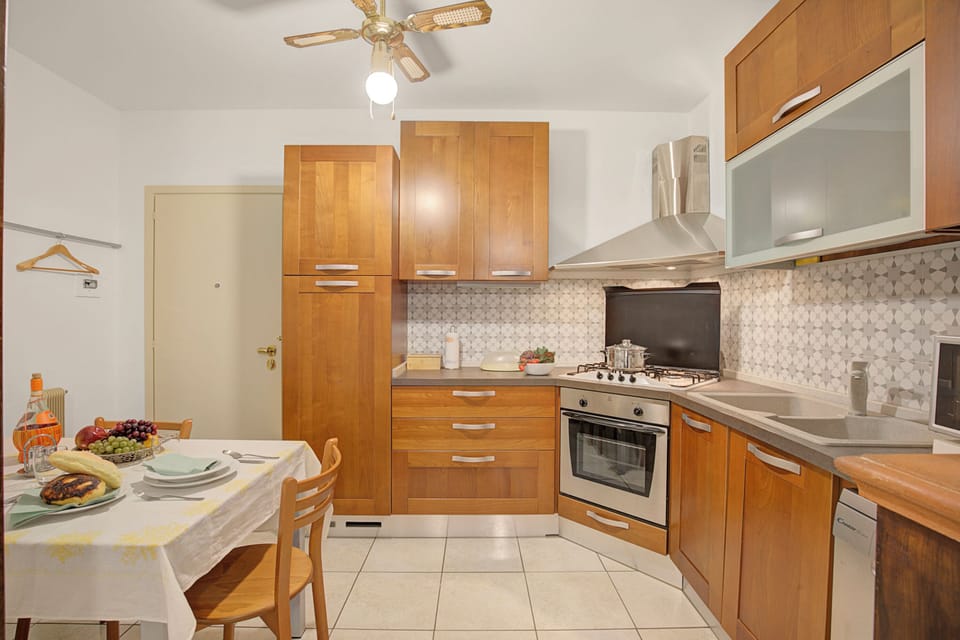Standard Apartment, Multiple Bedrooms (Roby loft-Direct Lake Access/Beach) | Private kitchenette | Stovetop, coffee/tea maker, toaster, cookware/dishes/utensils