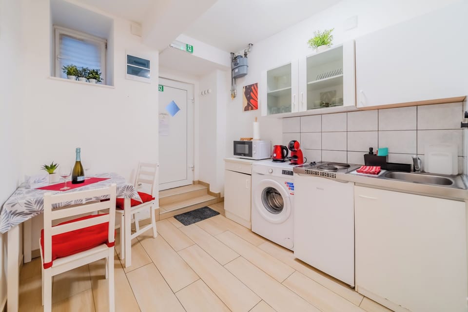 Family Studio, Microwave (Red Vibe Studio Central 1) | Private kitchenette