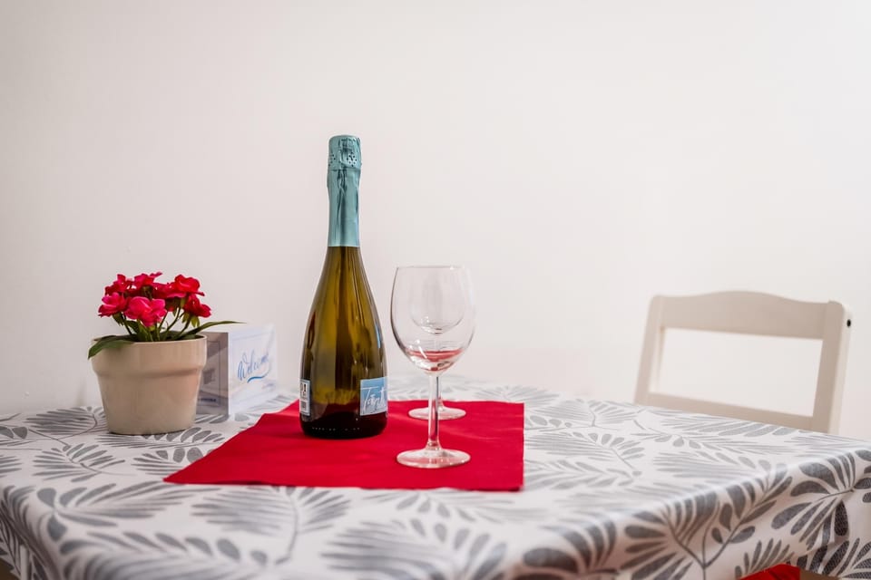 Family Studio, Microwave (Red Vibe Studio Central 2) | Dining