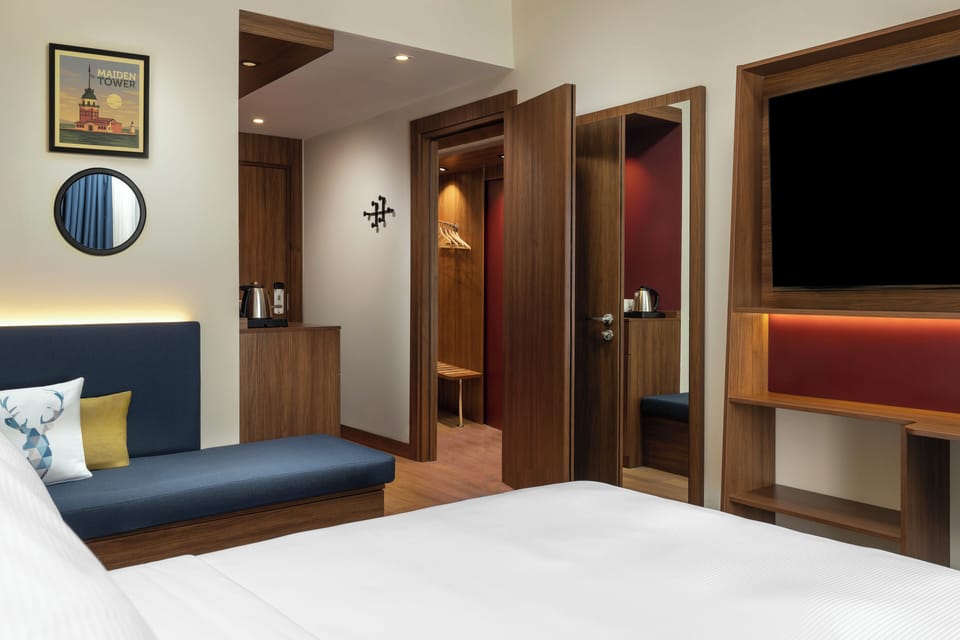 Room, 1 Queen Bed, Connecting Rooms | Minibar, in-room safe, desk, laptop workspace