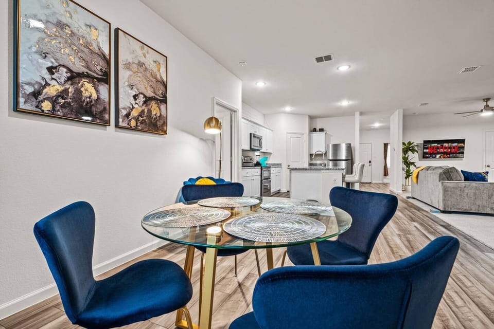 House | 3 bedrooms, desk