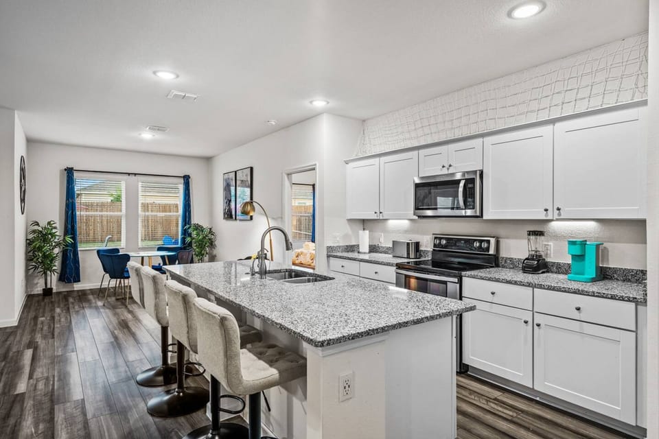 House | 3 bedrooms, desk