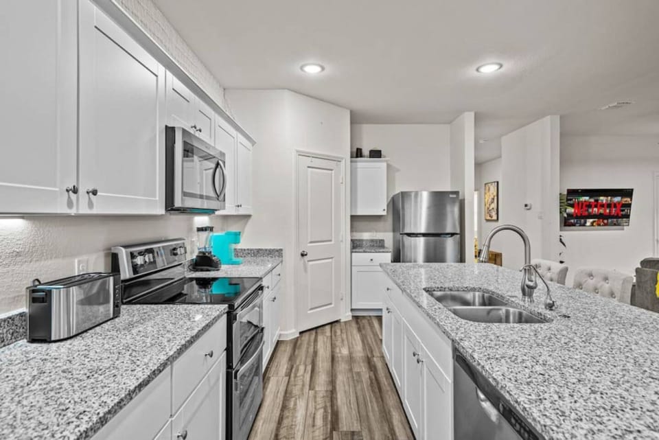 House | 3 bedrooms, desk