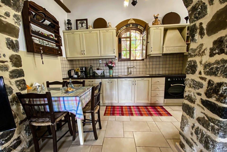 House | 2 bedrooms, desk