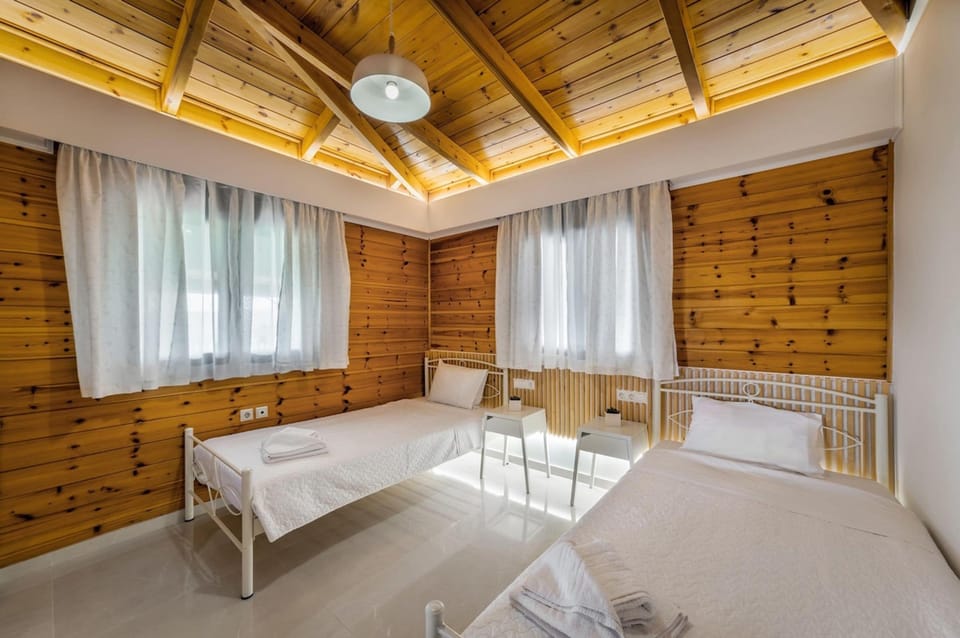 House | 2 bedrooms, desk