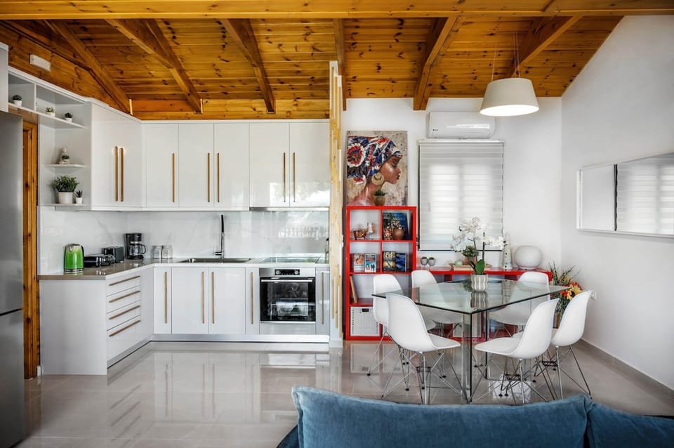House | 2 bedrooms, desk