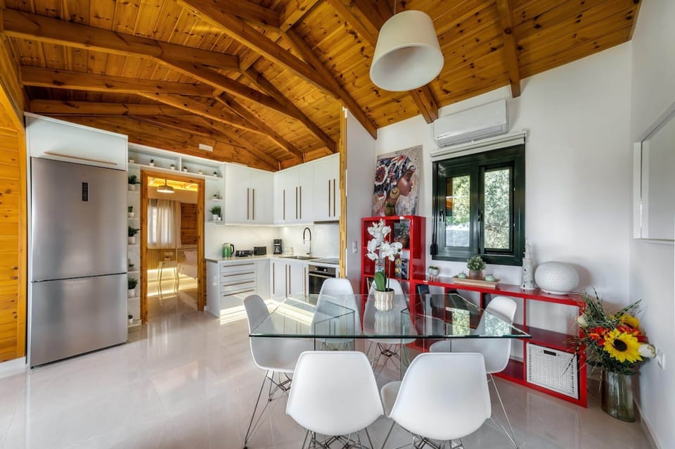 House | 2 bedrooms, desk