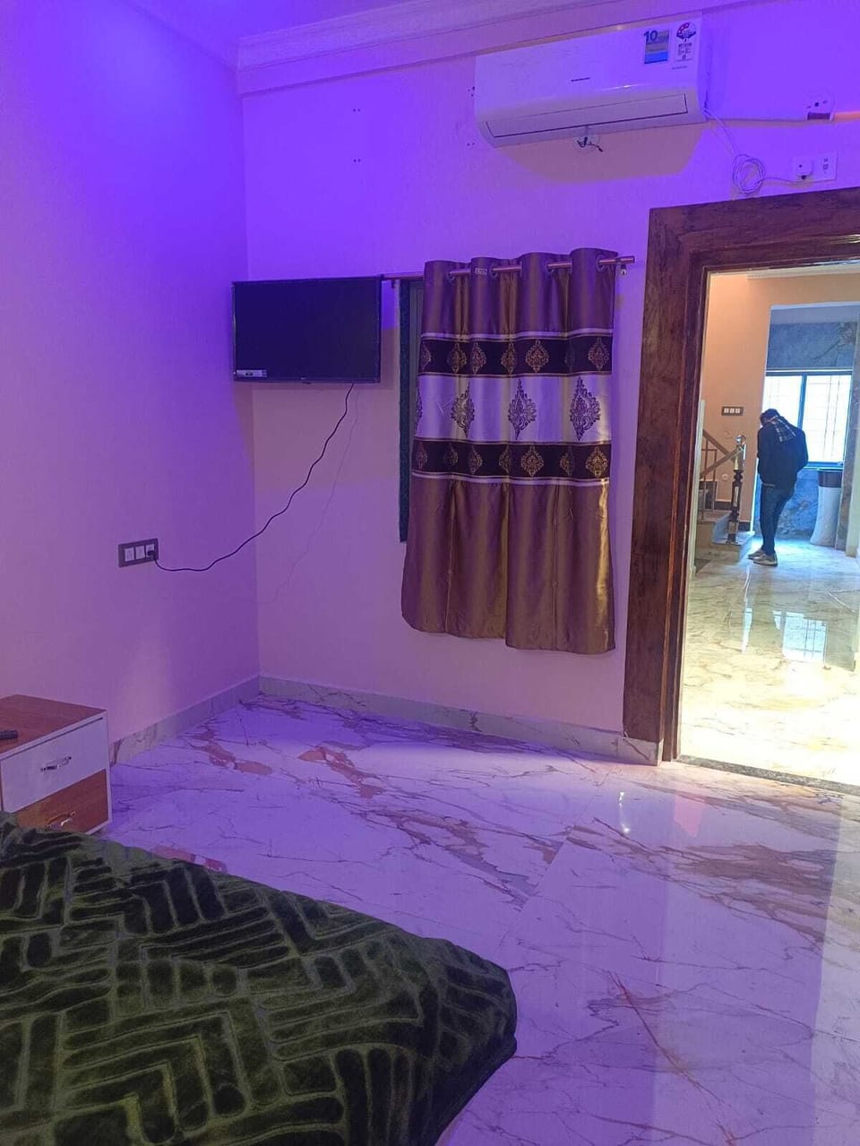 Hypo-allergenic bedding available, soundproofing, WiFi (free)