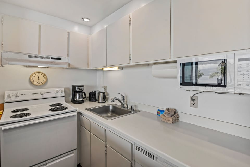 Condo, 1 Bedroom | Private kitchen | Coffee/tea maker, fridge, oven, toaster