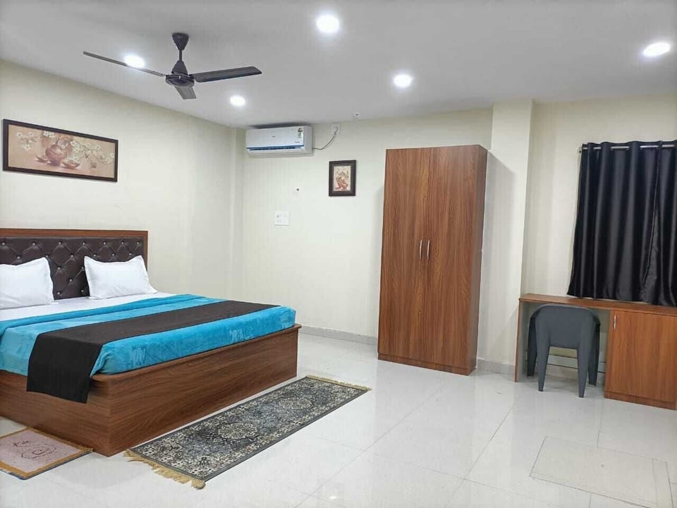 Basic Double Room | Desk