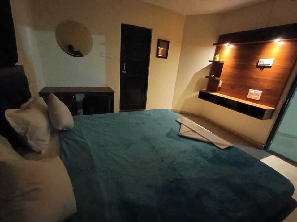 Basic Double Room | Desk