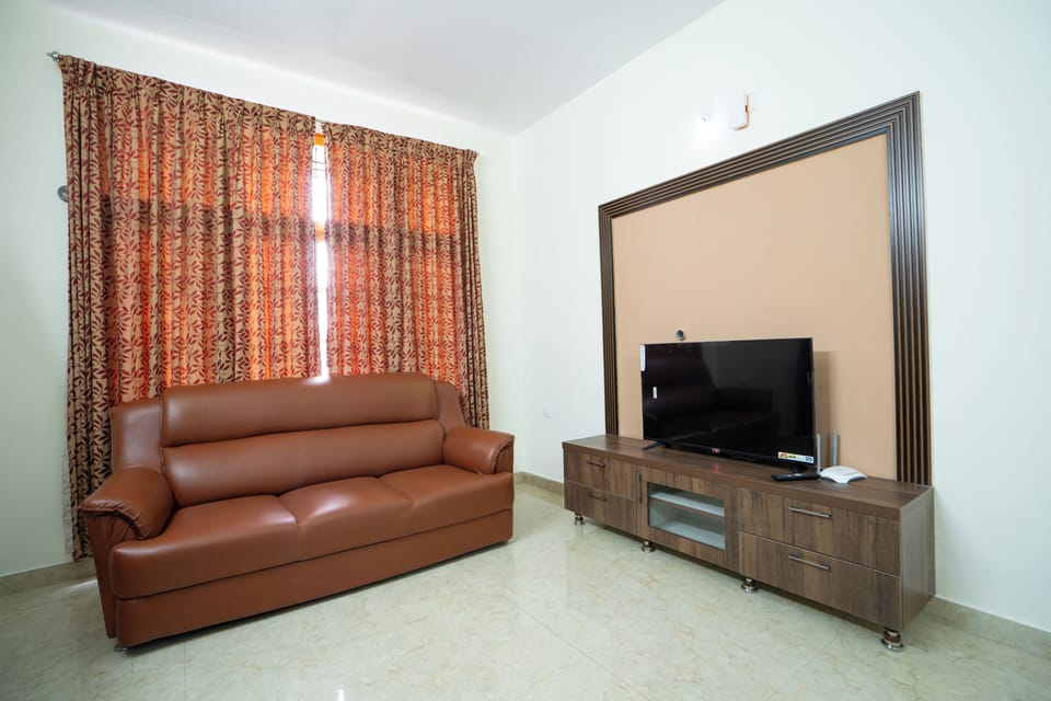 Deluxe Room, Balcony, City View | Living area | Flat-screen TV