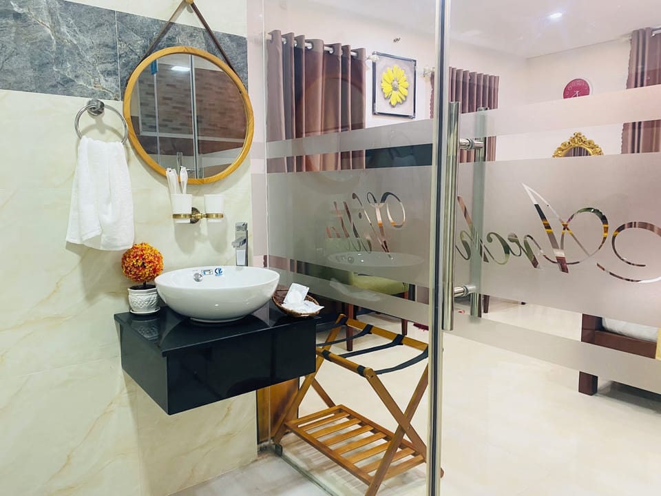 Separate tub and shower, rainfall showerhead, free toiletries