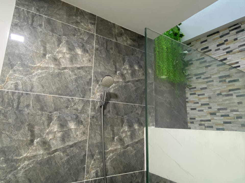 Superior Double Room | Bathroom | Separate tub and shower, rainfall showerhead, free toiletries