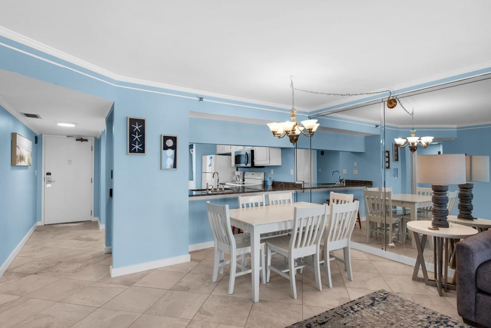 Condo, 1 King Bed with Sofa bed (Emerald Towers 503) | Dining