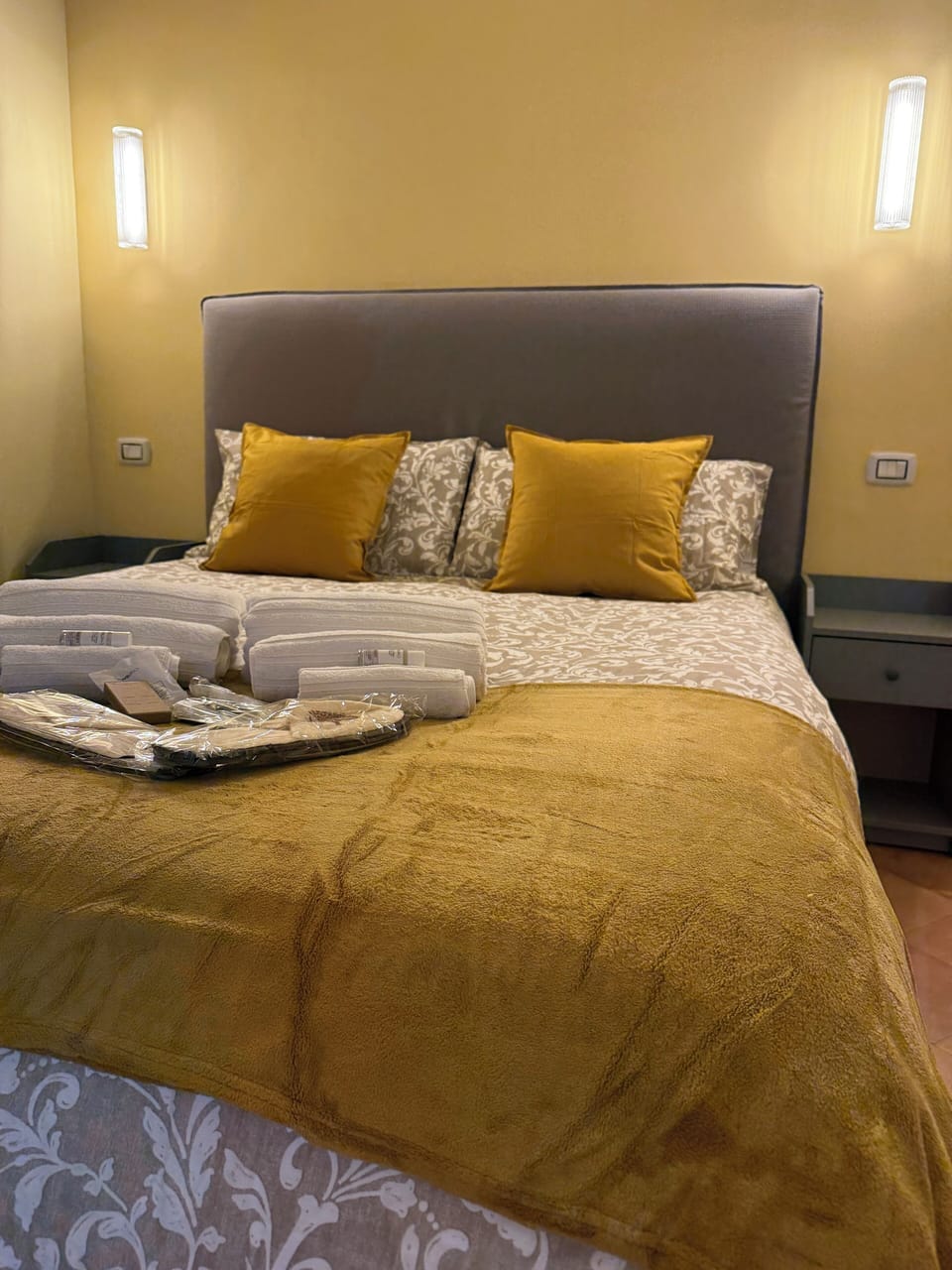 Deluxe Suite, Balcony, City View | Minibar, in-room safe, desk, cribs/infant beds