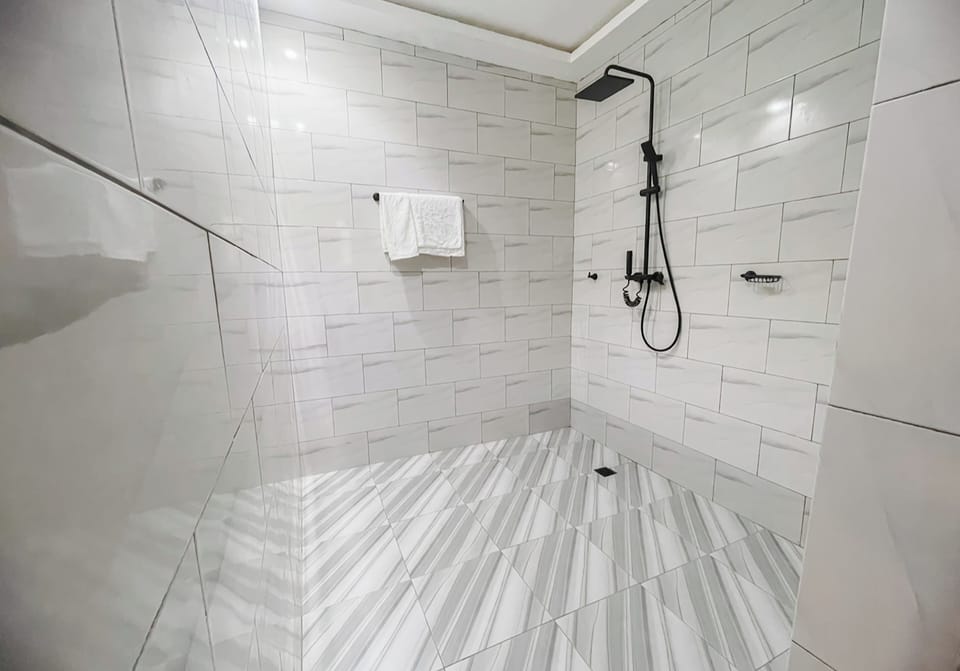 Executive Suite | Bathroom | Combined shower/tub, bathrobes, slippers, towels
