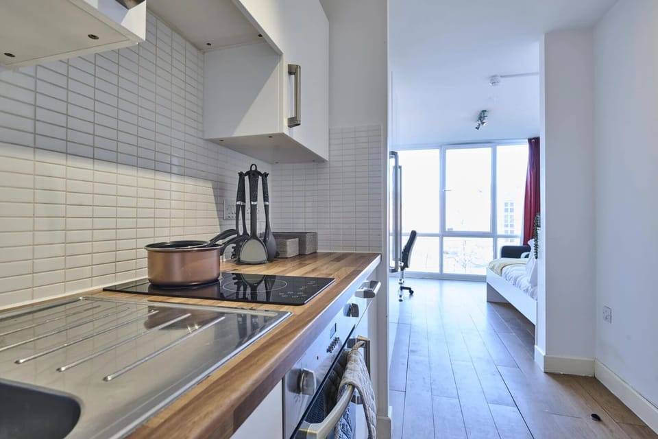 Studio, Non Smoking | Private kitchen | Electric kettle