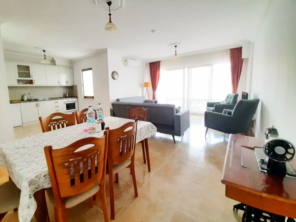 Grand Duplex, Kitchen, Garden View | Living room