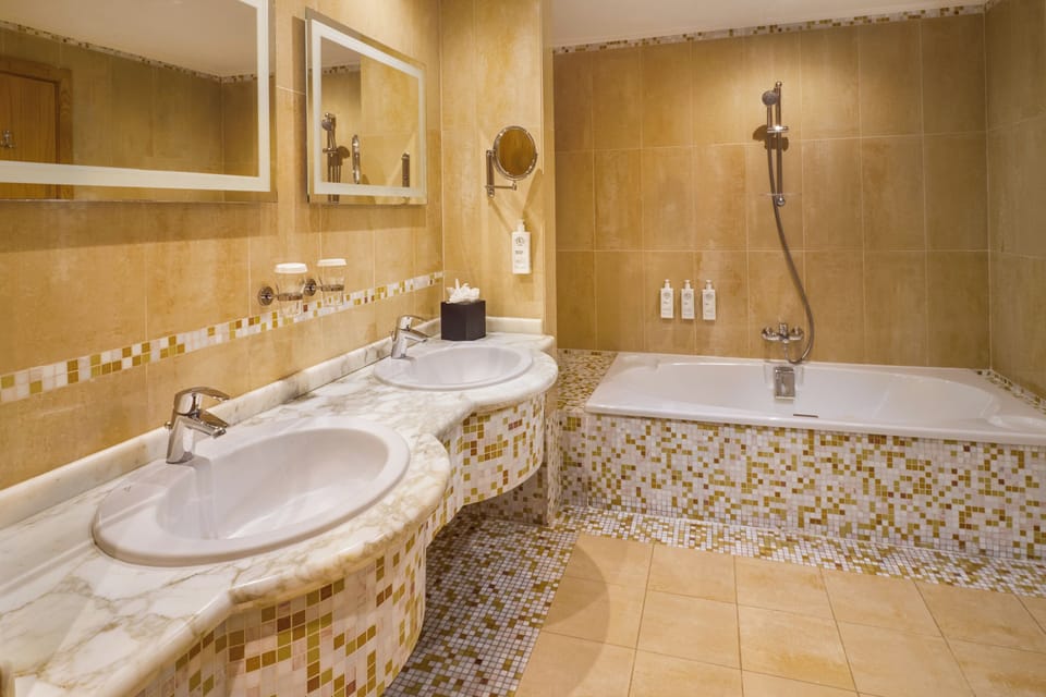 Deluxe Suite, Sea View | Bathroom | Combined shower/tub, eco-friendly toiletries, hair dryer, towels