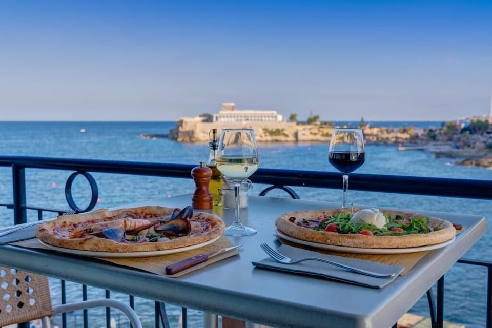 10 restaurants; breakfast, lunch, and dinner served